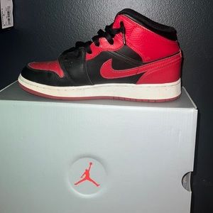 Jordan 1s size 6.5 mens 8-8.5 women's